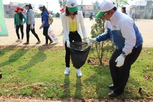 Các đồng chí lãnh đạo cùng ĐVTN tiến hành thu gom rác, xử lý các điểm nóng về rác thải trên các tuyến đường của địa bàn thị trấn Di Linh